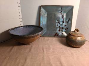 lot 1125 image: Signed pottery and Pier 1 decorative plate