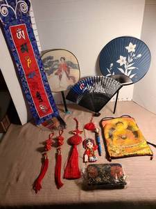 lot 1132 image: Asian inspired decor.