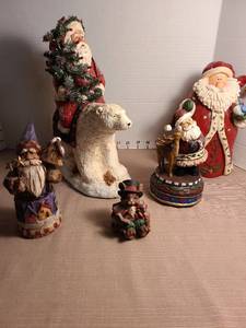 lot 1138 image: Musical Santa with deer and other Christmas decor