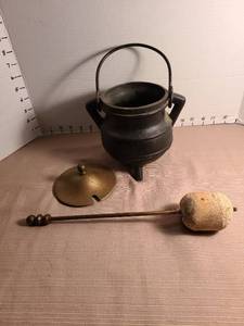 lot 1177 image: Cast Iron Cauldron Pot with Brass Lid and Honey Dipper Set