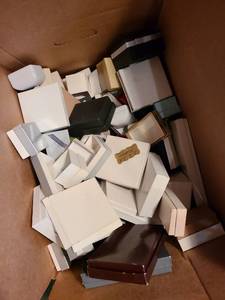 lot 1181 image: Box of empty jewelry boxes