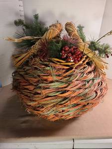 lot 1185 image: Large holiday basket decor, 18in wide
