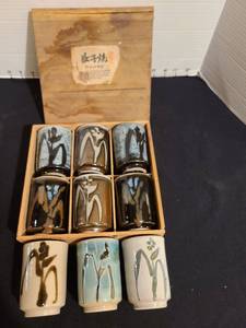 lot 1210 image: Japanese Mashiko Ware Ceramic Tea Cup Set with Wooden Box