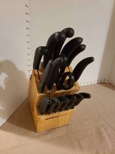 lot 1217 image: Miracle Blade III knives in block