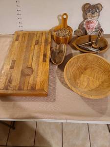 lot 1224 image: Wooden Kitchen Accessories and Serving Set Collection
