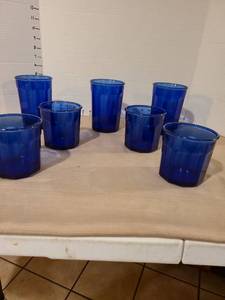 lot 1239 image: 7 blue drinking glasses, 2 sizes