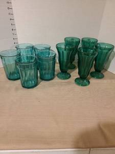 lot 1240 image: 5 green drinking glasses, 5 green parfaits