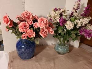 lot 1305 image: Vases with stones and faux flowers.