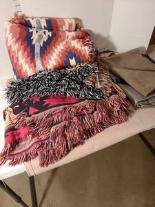 lot 1309 image: Throw blankets and bags.