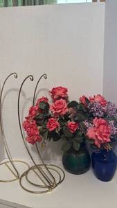 lot 1406 image: Ornament Display Stands Set of 3 and  Two Vases with Faux Flowers