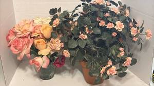 lot 1422 image: Artificial Silk Rose Flowers with Vase and Plant Arrangement Set