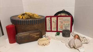 lot 1444 image: Mixed Collectible Items Lot with Hat Box