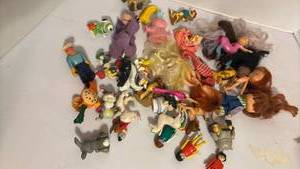 lot 1453 image: Mixed Action Figure and Doll Collection