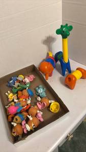 lot 1454 image: Tupperware Zoo-It-Yourself animal toys and more