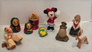 lot 1526 image: Mixed Collection of Decorative Figurines and Folk Art Dolls