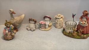 lot 1527 image: Dreamsicles Figurines, Duck and more