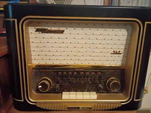lot 1620 image: Grundig Classis International.  AMFMSW Stereo Table Radio