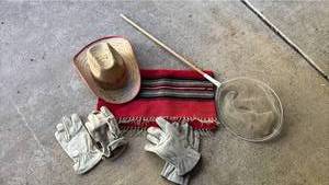 lot 2118 image: Western straw hat, butterfly net and two pairs of work gloves.