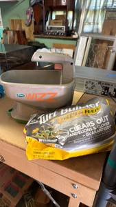 lot 2205 image: Scotts Wizz spreader with turf builder