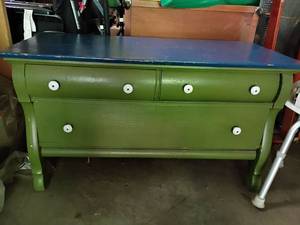lot 2312 image: Vintage 3 Drawer Chest.  25 x 44 x 21