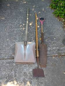 lot 2322 image: Shovels and a Hoe