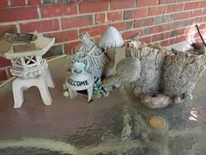 lot 3126 image: 3 Outdoor Yard Decor.  Need Repaired