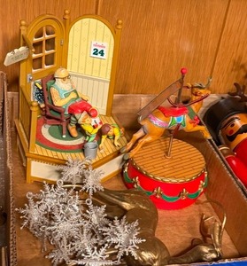 lot 1107 image: Vintage Enesco animated action Christmas music boxes, both work