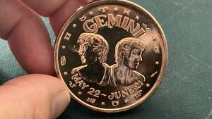 lot 11 image: 1 oz 999 Fine Copper Round Gemini Zodiac Signs Design