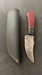 lot 21 image: Handcrafted Damascus Steel Full Tang Knife Blade with Wooden Handle and Sheath approx 7.5 inches