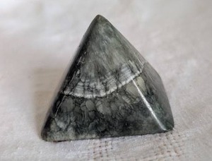 lot 3009 image: Polished Stone Pyramid Decor