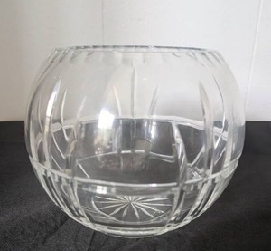 lot 4000 image: Bombay Cut Crystal Rose Bowl with Star Pattern