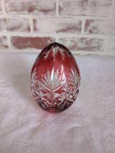 lot 4011 image: Vintage Cranberry Czechoslovakian Cut Glass Egg&nbsp
