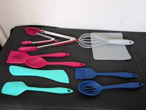 lot 5035 image: Silicone Kitchen Utensil Set with Whisk and Tongs - New in Box
