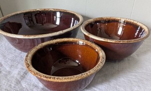 lot 5039 image: Hull Pottery Brown Glazed Nesting Bowls- 3 ct
