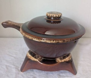 lot 5052 image: Hull Pottery Brown Glazed Ceramic Casserole Dish with Lid and Warmer Stand