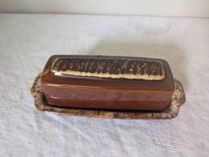 lot 5053 image: Hull Pottery Brown Drip Glaze Butter Dish