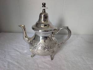 lot 5023 image: Royal Winchester Design Silver Plated Moroccan Engraved Tea Pot&nbsp
