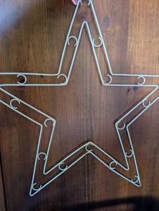 lot 6031 image: White Metal Wire Star Shape  Wall Display