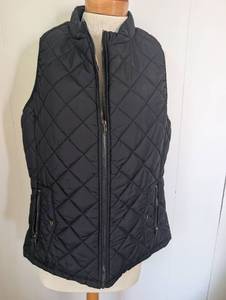 lot 7007 image: Art3d Black Quilted Vest with Zipper Pockets -NewTags -Size XL