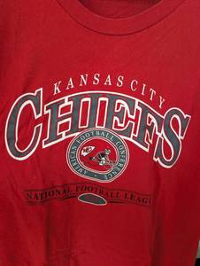 lot 7025 image: Kansas City Chiefs NFL Red T-Shirt - Approx XL