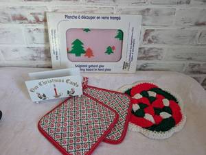 lot 9511 image: Christmas Kitchen Bundle with Glass Cutting Board and Holiday Accessories