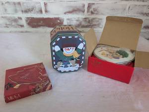 lot 9516 image: Mikasa Christmas Holiday Glassware and Decorative Items Collection