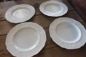 lot 4483 image: Vtg. Milk Glass Harvest Grape Dinner Plates