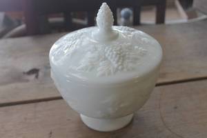lot 4489 image: Vintage Milk Glass Grape Candy Dish