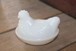 lot 4491 image: Vintage Milk Glass Hen on Next 4 long