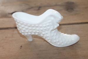 lot 4492 image: Vintage Fenton Hobnail SlipperShoe