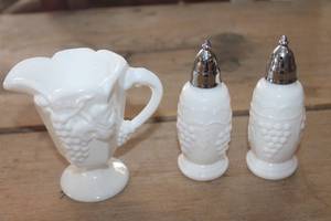 lot 4496 image: Vtg. Milk Glass S&P Shaker and Creamer