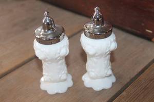 lot 4497 image: Vtg. Fenton Rose Bud S&P Shakers