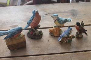 lot 4508 image: Vintage Bird Trinket Box & Figurines