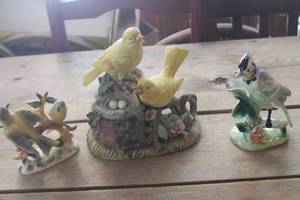 lot 4509 image: Vtg. Made in Japan Bird Musical Figurine & More